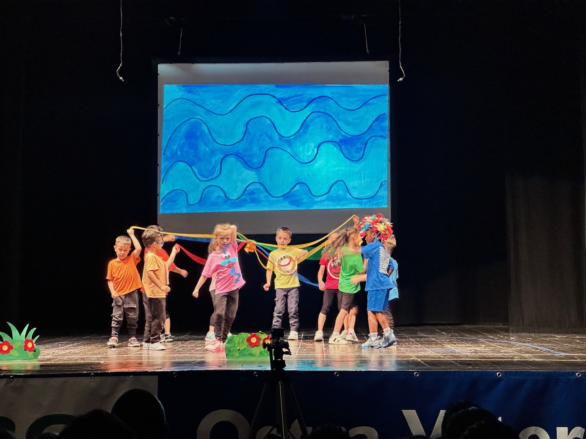 Una&nbsp;GRANDE&nbsp;esibizione della scuola dell’infanzia di Conce!