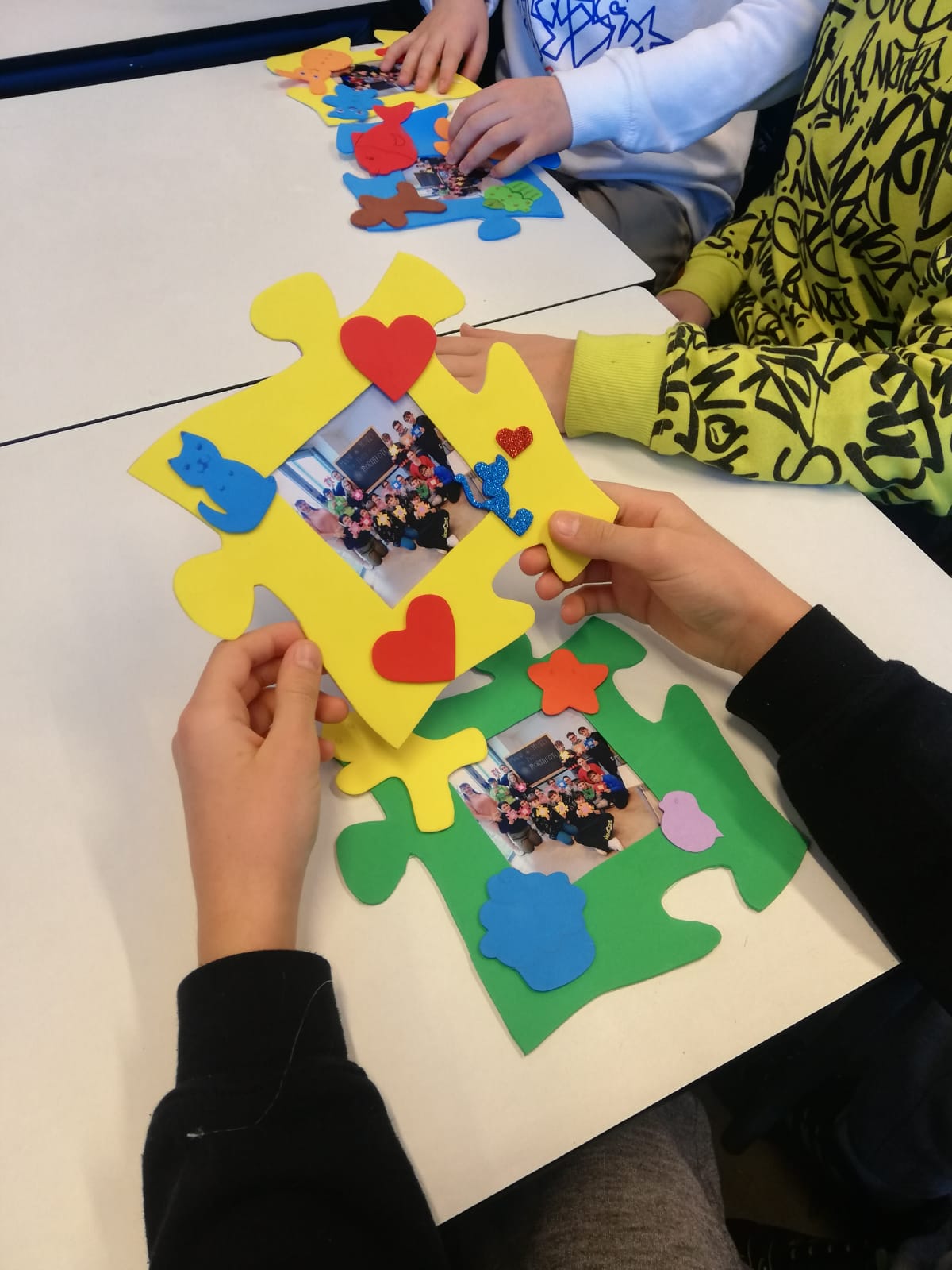 Mani in moto un puzzle di portafoto