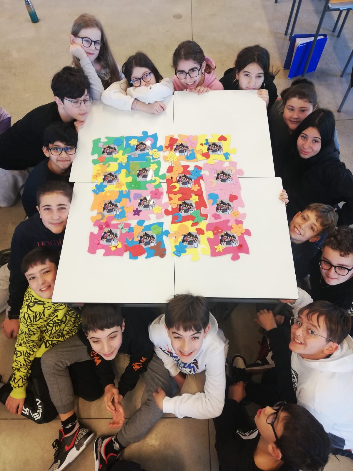 Mani in moto un puzzle di portafoto