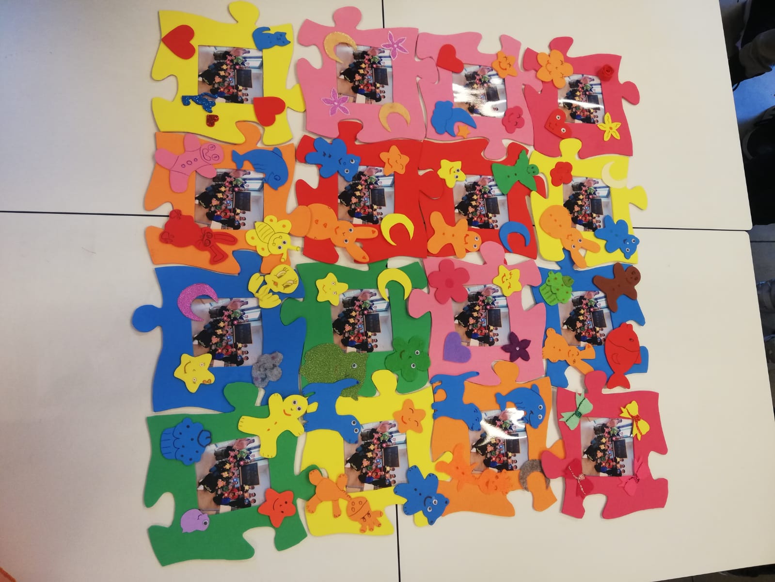 Mani in moto un puzzle di portafoto