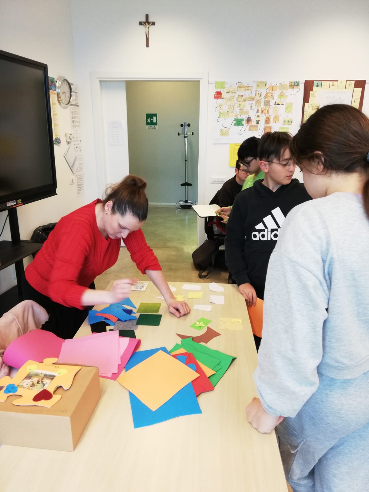 Mani in moto un puzzle di portafoto