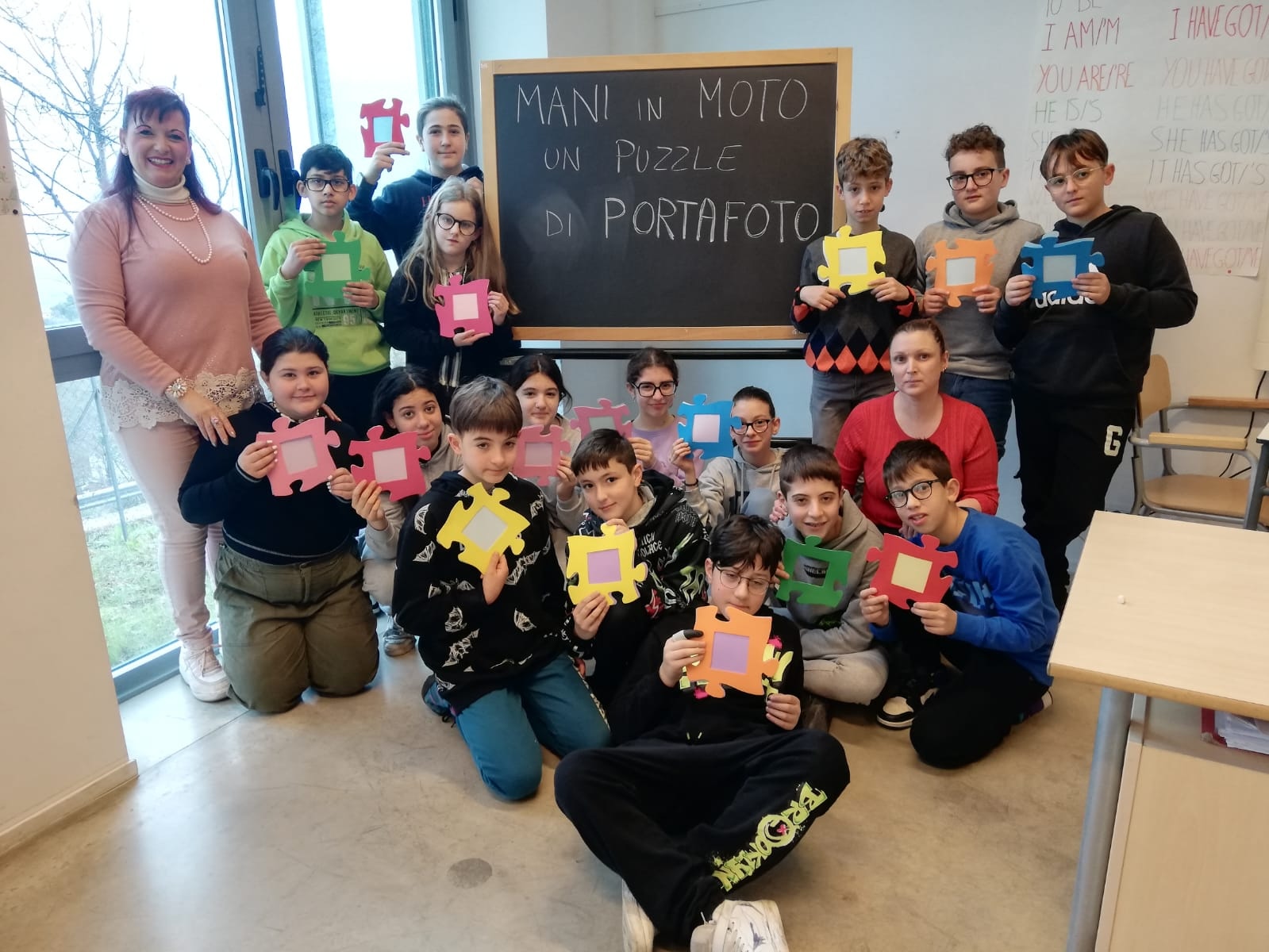 Mani in moto un puzzle di portafoto