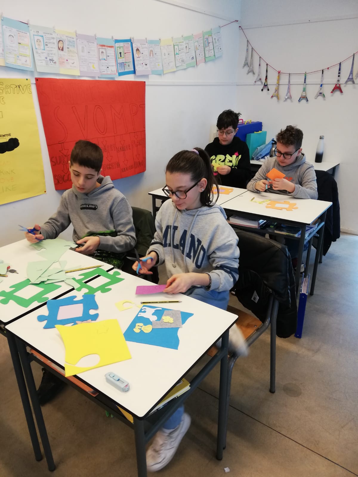 Mani in moto un puzzle di portafoto