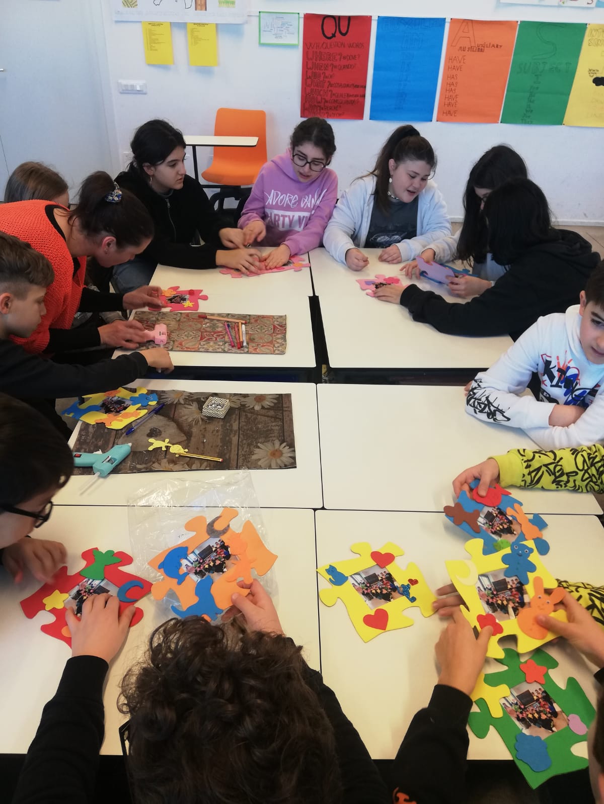 Mani in moto un puzzle di portafoto