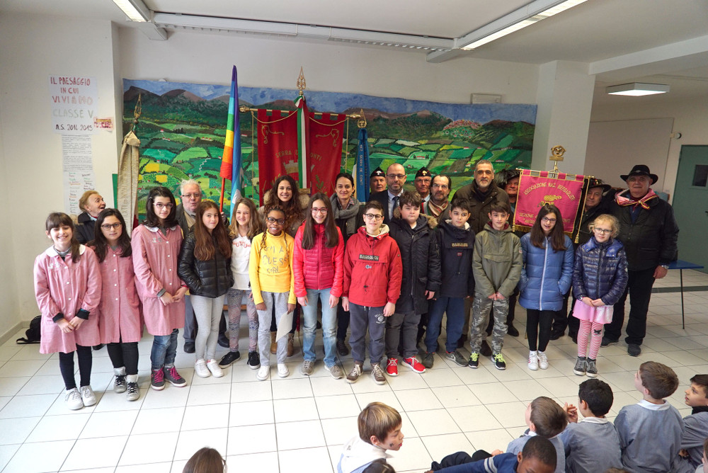 Il Consiglio Comunale dei Ragazzi, il Dirigente Scolastico e alcuni amministratori